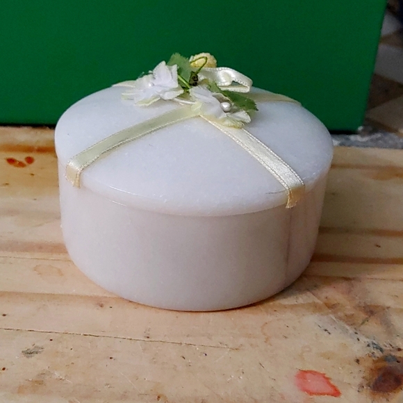 Exquisite ceramic trinketbox - Picture 4 of 4